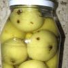 Namočene jabuke u teglama za zimu