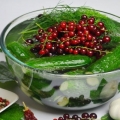 Krastavci sa crvenom ribizlom za zimu: recepti sa i bez sirćeta
