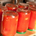 Paradajz u soku od paradajza: 7 recepata za zimnicu