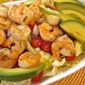 Salata sa škampima i avokadom: recepti sa jajetom, rikolom, pinjolima