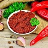 Adjika od bibera i belog luka za zimnicu