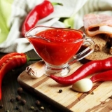 Adjika za zimu od paradajza