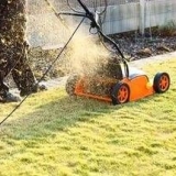 Aeratori travnjaka: mehanički, električni i benzinski