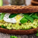 Sendviči sa avokadom i crvenom ribom, jajima, sirom