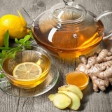 Čaj sa medom i limunom za prehladu, na temperaturi