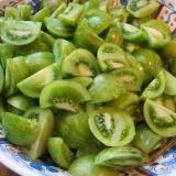 Narezani marinirani zeleni paradajz sa ljutim papričicama