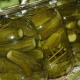 Kiseli krastavci za zimu sa vrhovima šargarepe: jednostavni recepti...