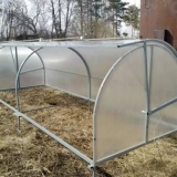 Plastenik od polikarbonata sa krovom koji se otvara