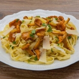 Testenina sa lisičarkama: u krem ​​sosu, sa slaninom