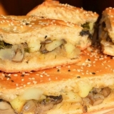 Pita sa pečurkama pečurkama u rerni od lisnatog i kvasnog tijesta