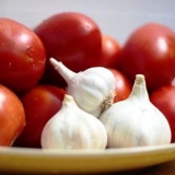 Paradajz u snegu sa belim lukom