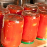 Paradajz u soku od paradajza: 7 recepata za zimnicu