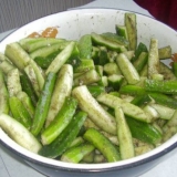 Salata od krastavaca sa crnom (crvenom) mljevenom paprikom za zimu:...