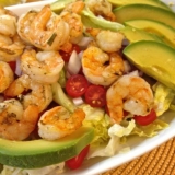 Salata sa škampima i avokadom: recepti sa jajetom, rikolom, pinjolima