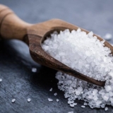 Slane hrskave mlečne pečurke: recepti za zimsko kiseljenje na hladan način, u teglama