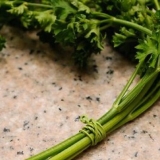 Stabljike peršuna: da li se jedu, recepti, šta se može, koliko je k...