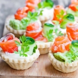 Tartleti sa avokadom i škampima, sirom, ribom