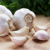 Čišćenje i čuvanje belog luka kod kuće