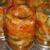 Pripreme od tikvica, krastavaca i paradajza za zimu: recepti za konzerviranje salata