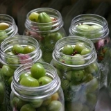 Zeleni paradajz, kao burad u teglama