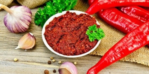 Adjika od bibera i belog luka za zimnicu