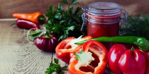 Adjika od paradajza i paprike za zimu