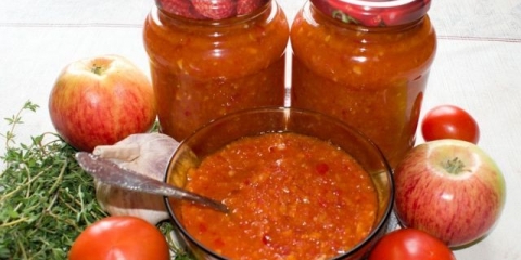 Ađika sa paradajzom, paprikom i jabukama