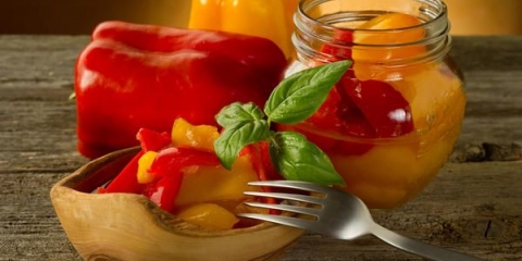 Bugarski biber u vlastitom soku za zimu: najbolji recepti za kuhanje bez kuhanja, bez sterilizacije