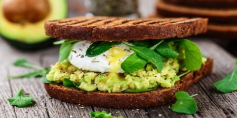 Sendviči sa avokadom i crvenom ribom, jajima, sirom