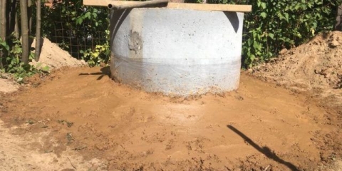 Glineni dvorac za bunar od betonskih prstenova: kako to učiniti sami, fotografija