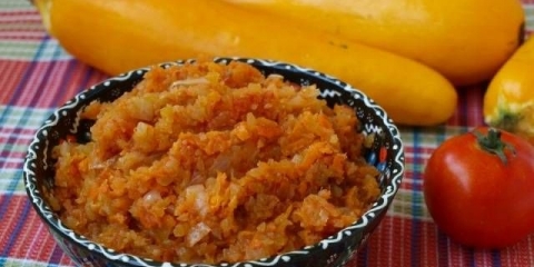 Kavijar od tikvica u tiganju sa kockicama