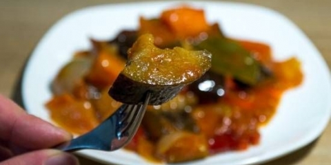 Lečo sa patlidžanima, paradajzom i paprikom