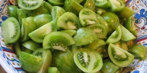 Narezani marinirani zeleni paradajz sa ljutim papričicama