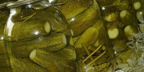 Kiseli krastavci za zimu sa vrhovima šargarepe: jednostavni recepti sa fotografijama