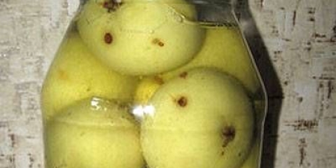 Namočene jabuke u teglama za zimu