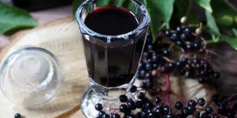 Tinktura na ptičjoj trešnji na mjesečini