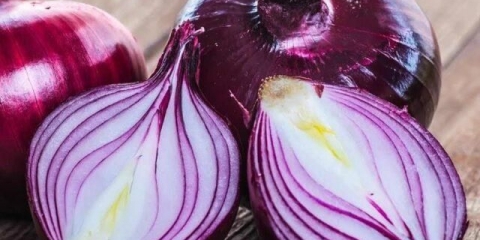 Razlika između crvenog luka i običnog luka i bijelog luka