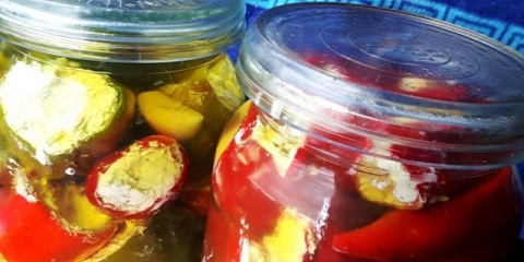 Paprike punjene sirom za zimnicu: feta, sir, u ulju