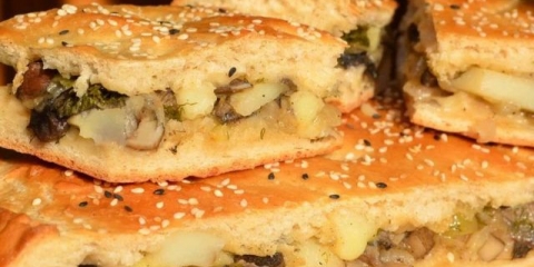 Pita sa pečurkama pečurkama u rerni od lisnatog i kvasnog tijesta