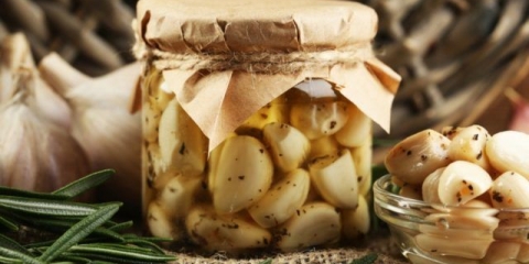 Da li je kiseli beli luk dobar za hranu, svojstva i kontraindikacije