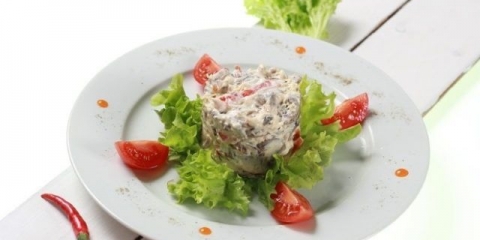 Omiljena salata: recepti sa jezikom, piletinom, pečurkama, šunkom