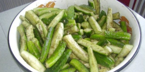 Salata od krastavaca sa crnom (crvenom) mljevenom paprikom za zimu: recepti korak po korak