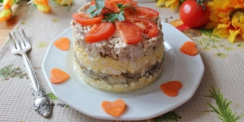 Salata omiljenog muža: sa dimljenim prsima, pečurkama, paradajzom