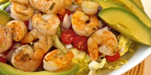 Salata sa škampima i avokadom: recepti sa jajetom, rikolom, pinjolima