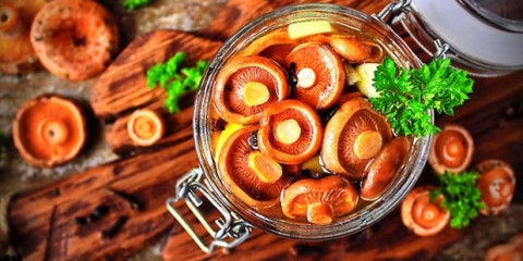 Salata sa šampinjonima: recepti sa slanim, svježim i prženim gljivama