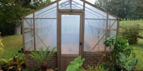 Provjera sumpora za staklenik od polikarbonata: prednosti fumigacije, obrada u proljeće, jesen, upute, recenzije