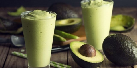 Smoothie sa avokadom i bananom, jabukom, spanaćem,