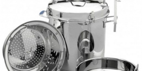 Sok od kruške u sokovniku za zimu