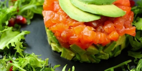 Tartar od lososa sa avokadom