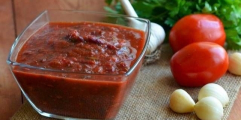 Tkemali sa paradajz pastom: recept